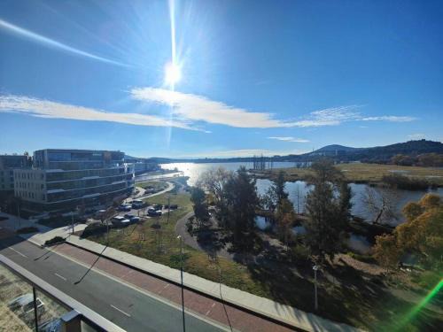 Kingston Apartment | Lakeside apartment, walking distance to foreshore