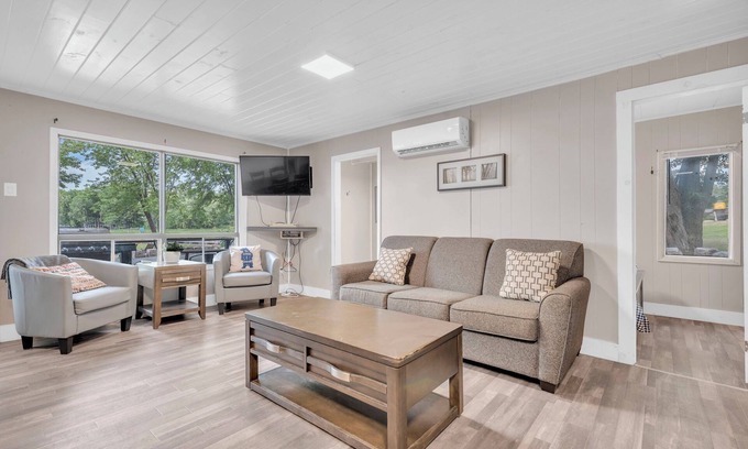 Centre Hastings Cottage | Lakeside Bliss - Charming 3BR Cottage on the Waternn