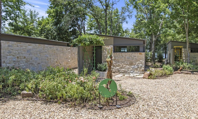 Malakoff Cottage | Lakeside Bliss: Modern Cottage w/Pickleball, Pool, Fishing, Relaxing & more!