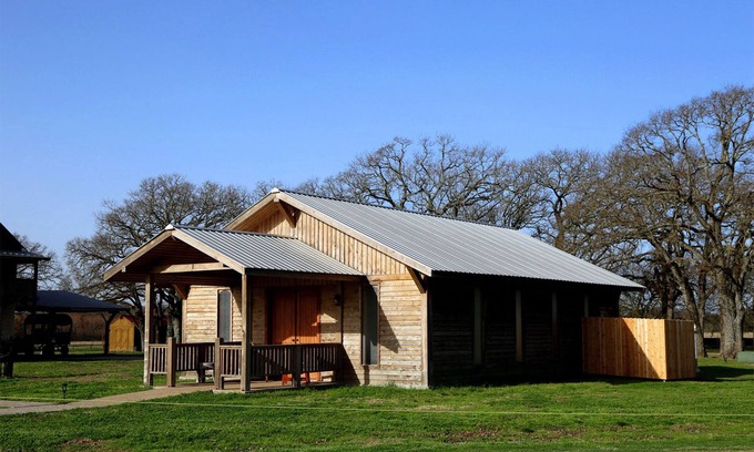 Quinlan House | Lakeside Cabin with Year-round Pool and Spa, 50 Miles from Dallas