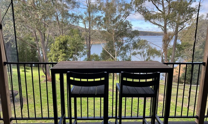 Coongulla House | LAKESIDE COTTAGE
