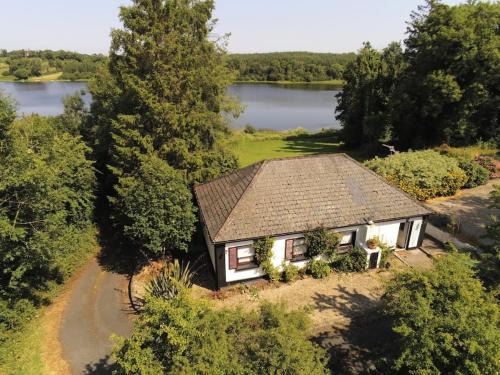 Milltown House | LAKESIDE COTTAGE - Familiy, Golfing & Fishing