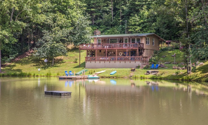 Franklin House | Lakeside Cove Private Lake Trout Fishing & Mountain Views