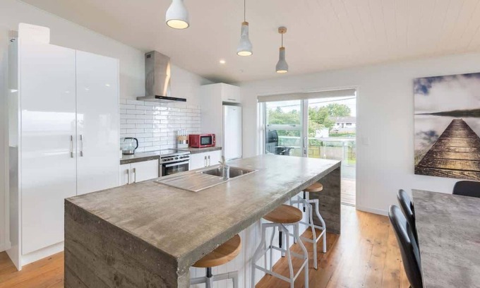 Ngongotaha House | Lakeside Gem | Stylish with Great Lake Views