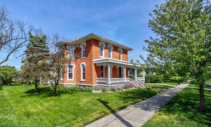 South Haven House | Lakeside Haven - Steps to Beach, Shops AND Dining!