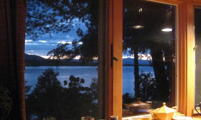 Bridport House | Lakeside heavenly isolation