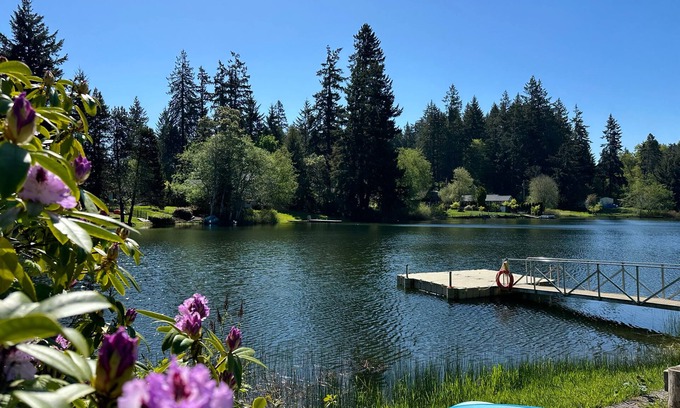Burley House | Lakeside home on Horseshoe Lake: kayaks, paddle boards, fire pit, games, fishing