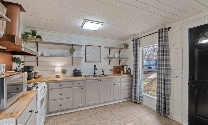 Uncertain Cabin | Lakeside Landing, Waterfront, with Kayaks & Canoes