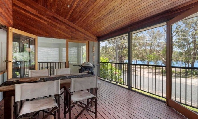 Laurieton House | Lakeside Lodge - Fabulous Waterfront Holiday