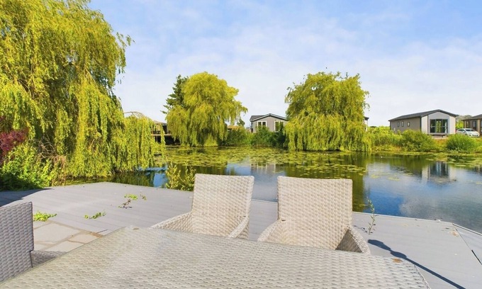 Huntingdon House | Lakeside Lodge Retreat with Views