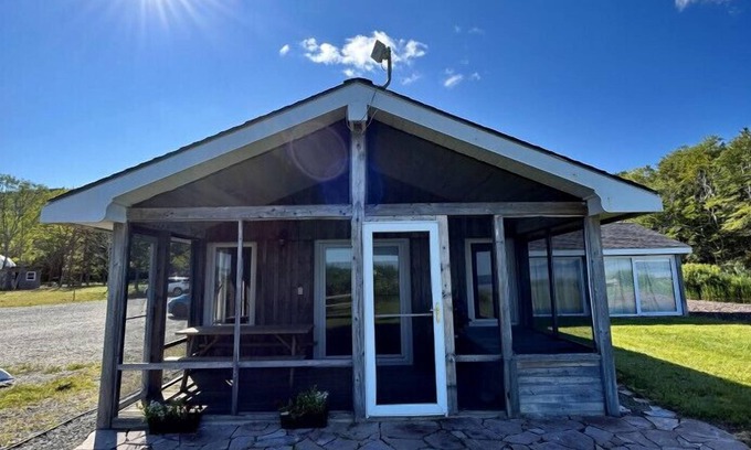 West Bay Cottage | Lakeside Luxury Cottage & Hot Tub
