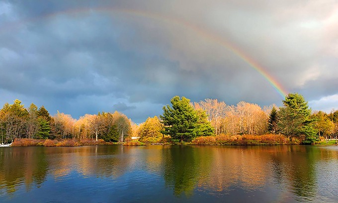 Pocono Pines House | LAKESIDE ON LAKE NAOMI - boats, hot tub, sandy beach, dock. Dogs OK