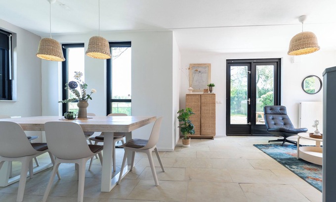 Ewijk Villa | Lakeside Paradise: Cozy Cottage with Hot Tub
