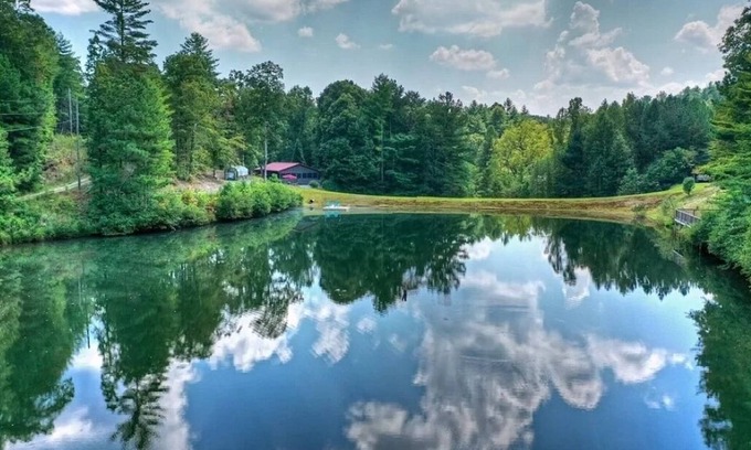 Ellijay Cabin | Lakeside Retreat: Explore 35 Acres and Private Lake! Hot tub Adjoining home for6