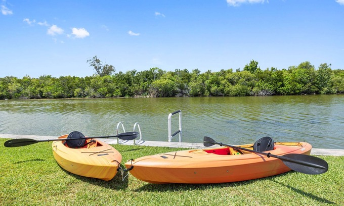 Tahitian Development House | Lakeside Retreat! Kayaks, Firepit, BBQ, WiFi & More – Near Beaches, Fishing & Outdoor Adventures!