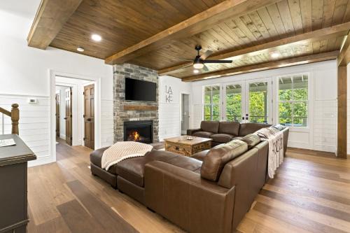 Jacksboro House | Lakeside Retreat