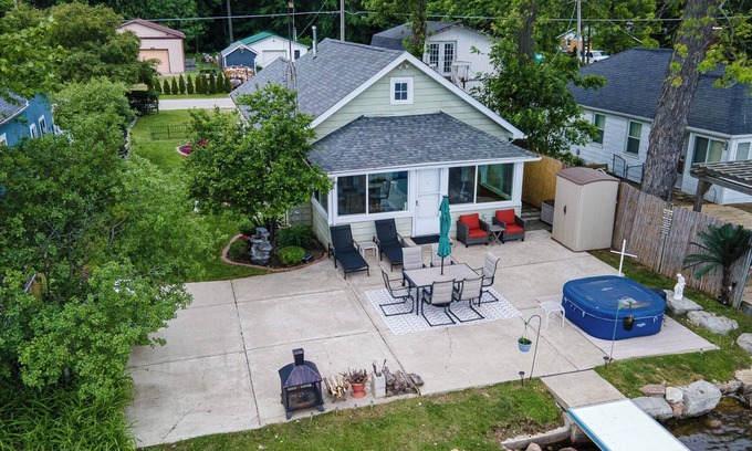 Lapeer Cottage | Lakeside Retreat with Massage Chair & Salu-Spa