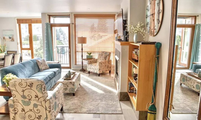 Chelan Condo | Lakeside Sandy Feet Retreat