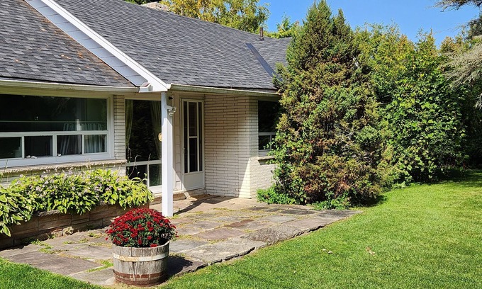 Brock Cottage | Lakeside Tranquility - City Amenities