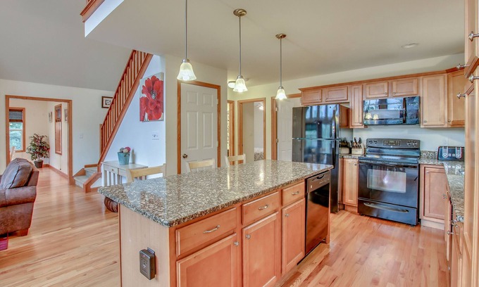 Briar Crest Woods House | "Lakestone" Lake View, Near Beach, Hot Tub, Grill