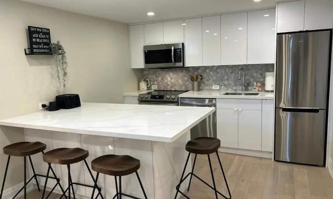 Lakeview Apartment | LakeView 2BR: Easy Access & Modern Comfort