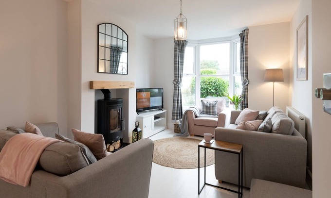 Rhosneigr House | Lakeview - A stylish holiday home for 7 guests in Rhosneigr