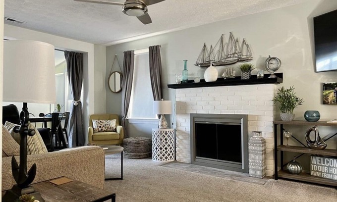 Ashtabula House | Lakeview Ashtabula, OH - 5 min to GOTL - Deck - King - Wineries - Lake Erie