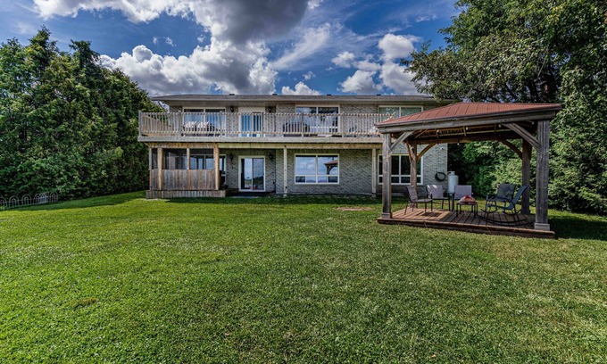 Bobcaygeon Cottage | Lakeview cottage near Pigeon lake with hot tub