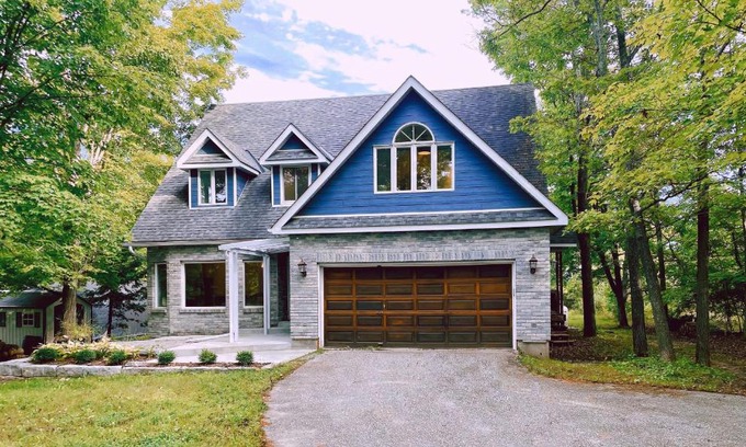 Bobcaygeon House | Lakeview Cottage with Private Jacuzzi
