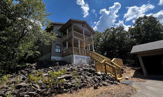 Hollister House | Lakeview Family Retreat | Near Branson & Big Cedar