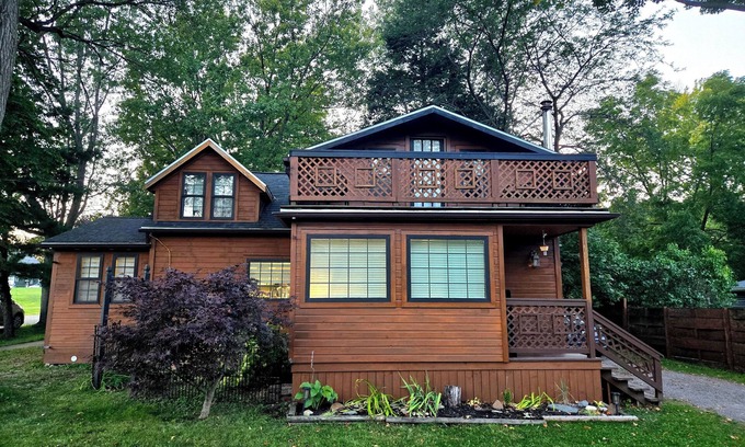 Silver Creek Cabin | LAKEVIEW Hot Tub Retreat Near Wineries!