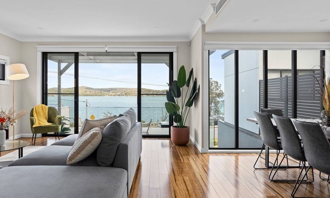 Speers Point House | Lakeview Oasis on The Esplanade