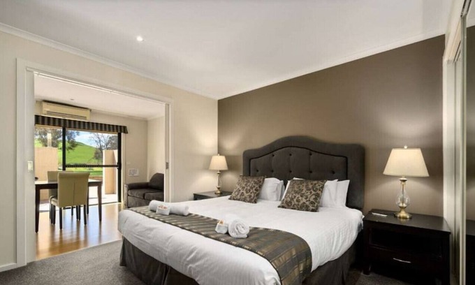 Lake Hume Village Condo | Lakeview Villa Suite 5