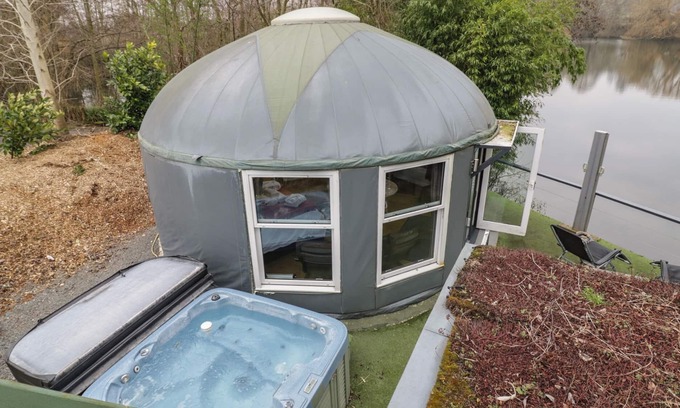 Beckford Cottage | LAKEVIEW YURT, pet friendly, character holiday cottage in Beckford