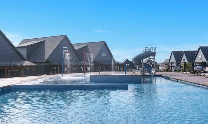Hollister House | Lakeviews- Free Tickets Daily- Private Hot Tub- Community Indoor Pool