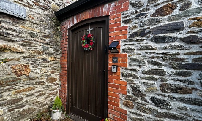 Plymouth House | Lakeviews/quietness/parking/longstays/4guests