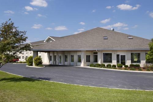Dowagiac Hotel | LakeWood Inn & Suites