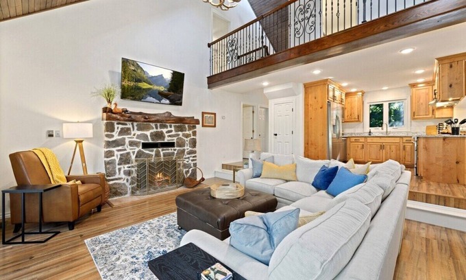 Lowell House | Lakewood Retreat-On Beaver Lake-Outdoor Living