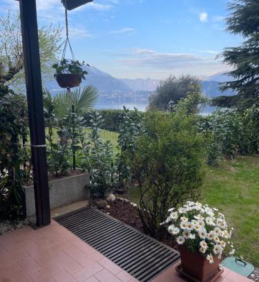 Fiumelatte Apartment | Lallas Home with garden and lake view