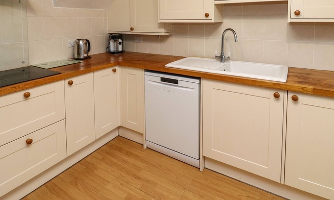 Mullion House | LAMORNA, character holiday cottage, with open fire in Mullion
