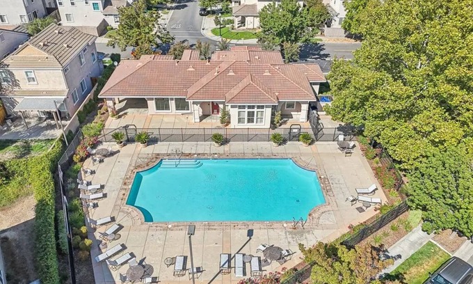 North Natomas House | Land House with Fitness Center, Pool, Grill, Garage, close to Downtown & Airport