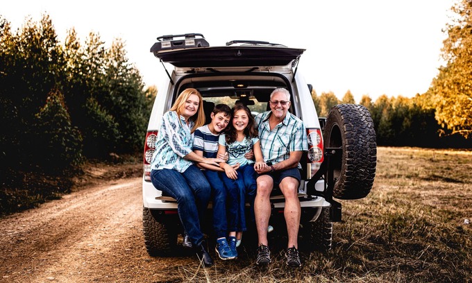 Hilton House | Land Rover Discovery, roof top tent and off road trailer with driver