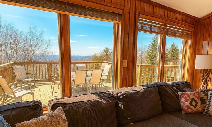 Snowshoe House | Land's End 10 - Pet-Friendly Home, Close to slopes, Pet Friendly Home, Short Walk to The Village!