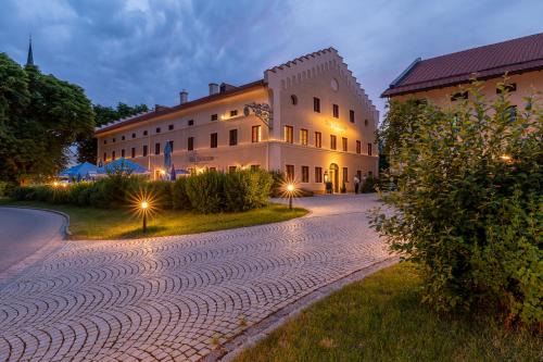 Pittenhart Hotel | LANDHOTEL ALTE ZOLLSTATION- Historical Building