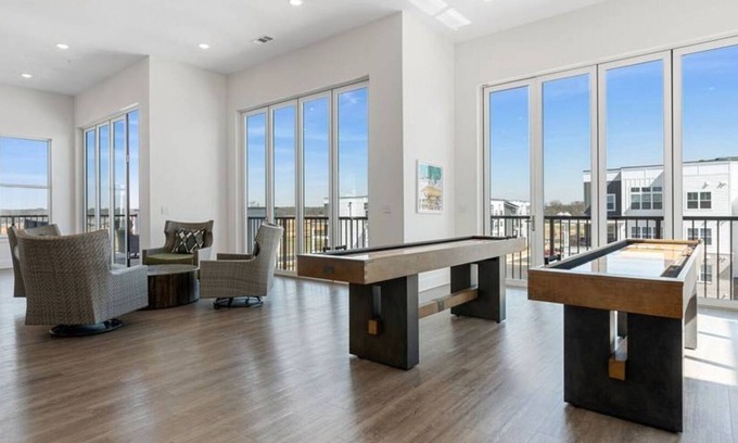 Crestwood South Apartment | Landing at Crestline