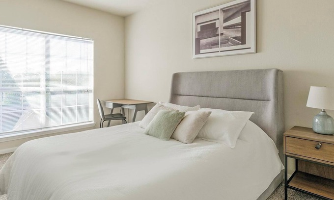 Southbelt/Ellington Apartment | Landing at Settlers Ranch - 1 Bedroom in South .