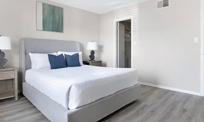 Homewood Apartment | Landing at The Brookwood - 1 Bedroom in Downtow.