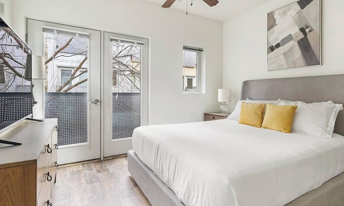 Pearl District Apartment | Landing | Chic Studio, Gym, Courtyard