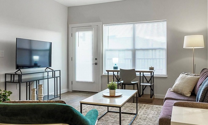 Cartersburg Apartment | Landing | Stunning 1BD, Gym, Courtyard