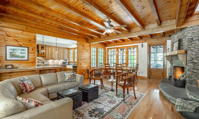 Lookout Mountain House | Lane`s End Lodge | Upscale Peaceful Retreat on 7 Acres | 3 Bed, 2.5 Bath